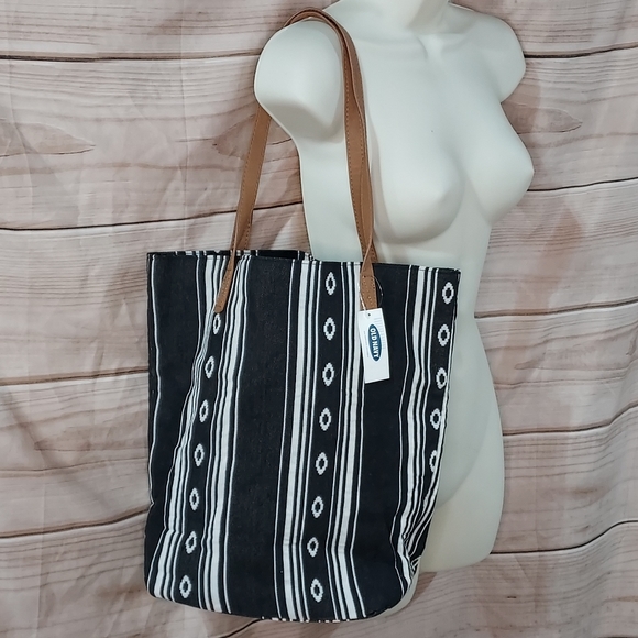 Old Navy Handbags - Old Navy tote bag jacquard black geo pattern black white brown strap